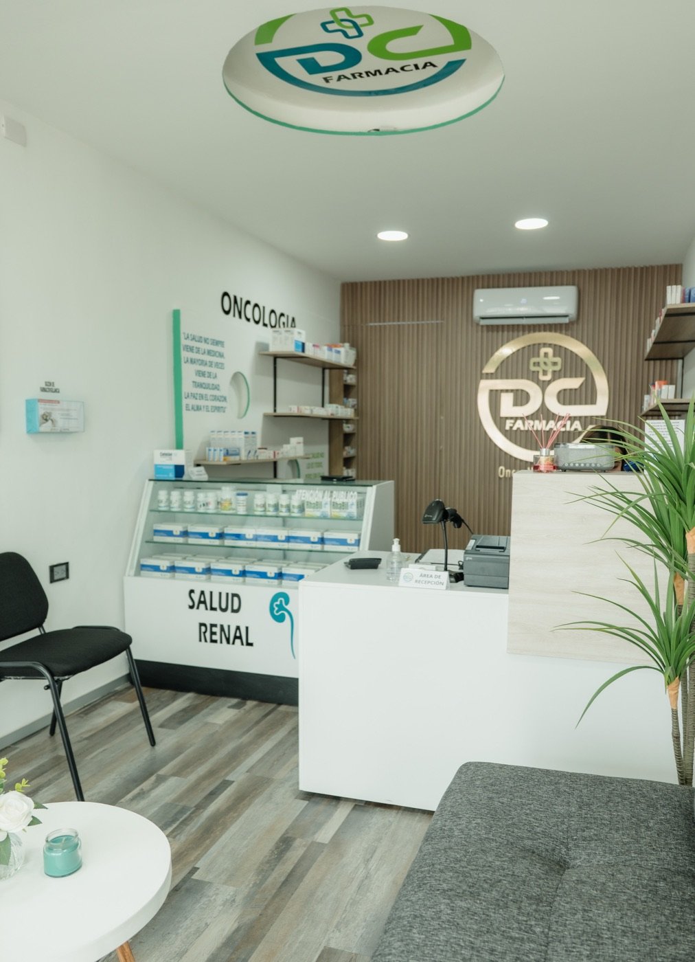 Recepción y área de oncología de DC Farmacia