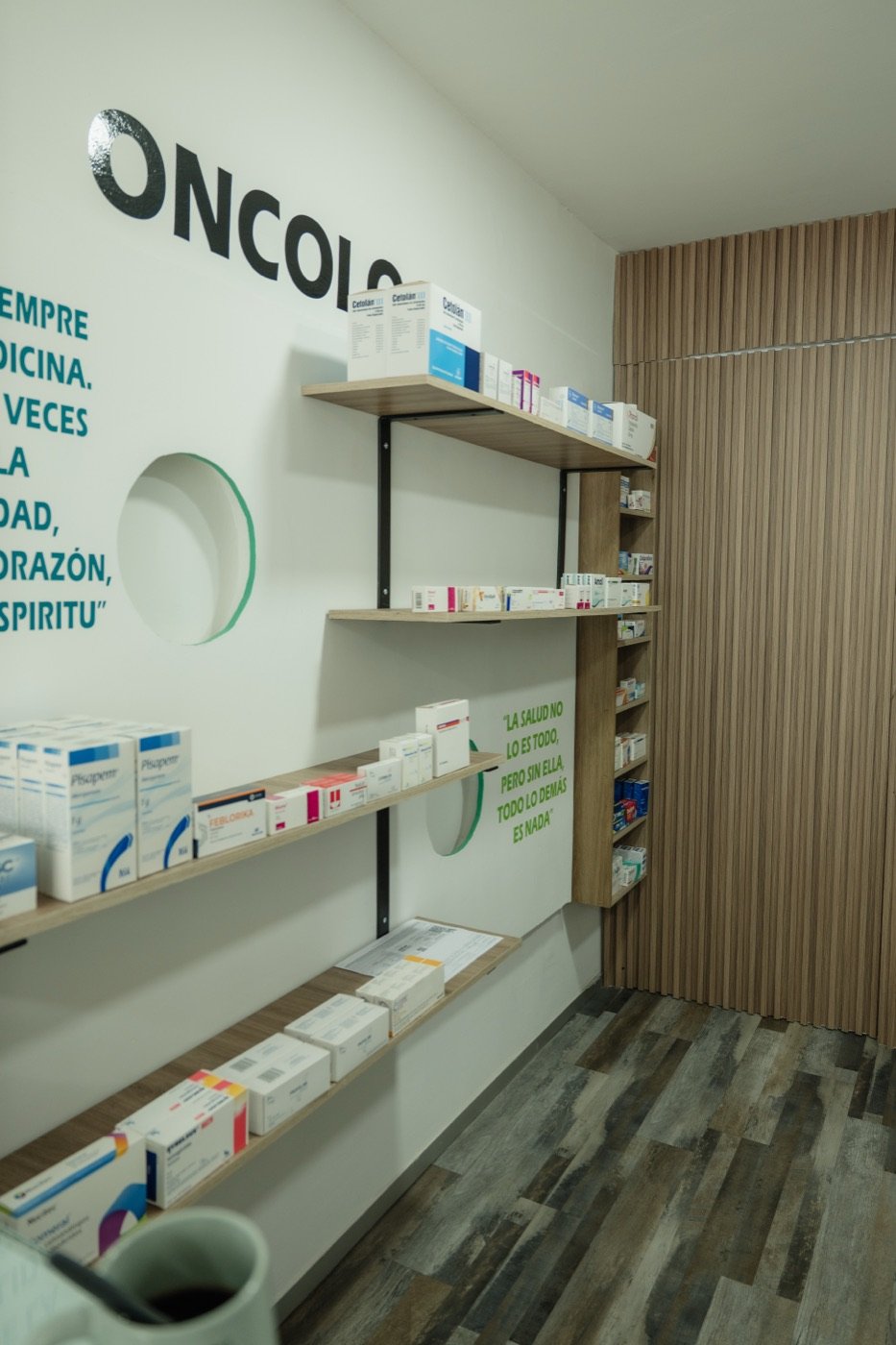 Identidad de marca DC Farmacia en el interior